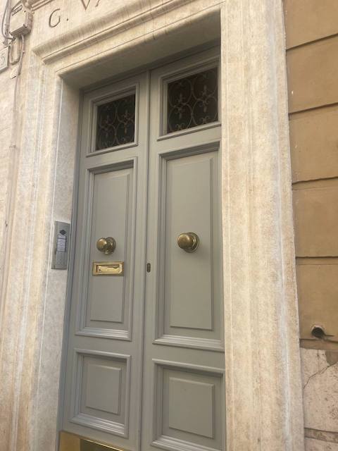 Puerta de entrada gris