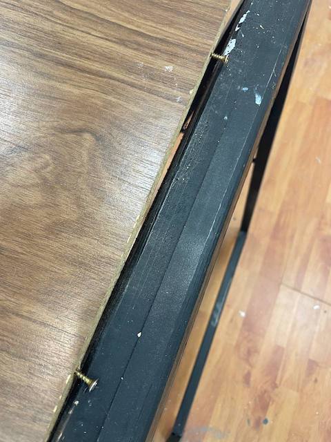 Aprende a pintar muebles de oficina de melamina 25 Puerta con tornillos en caballete