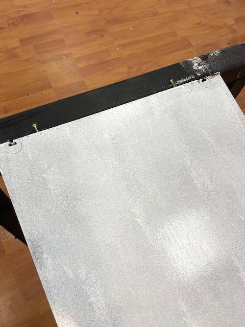 Aprende a pintar muebles de oficina de melamina 26 Puerta de melamina con primer en caballete