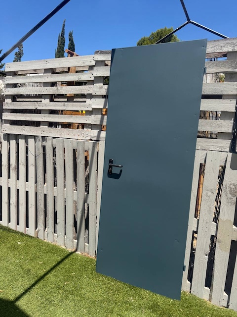 Puerta de metal haya azul 1