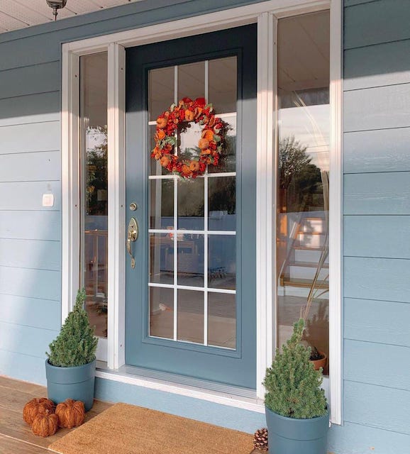 Puerta pintada en Haya Azul