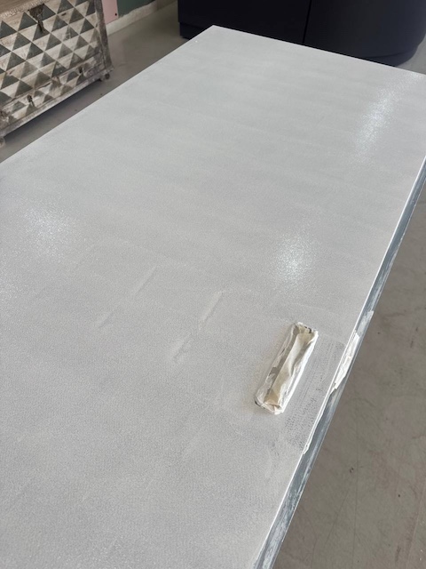 Puerta de metal con imprimación