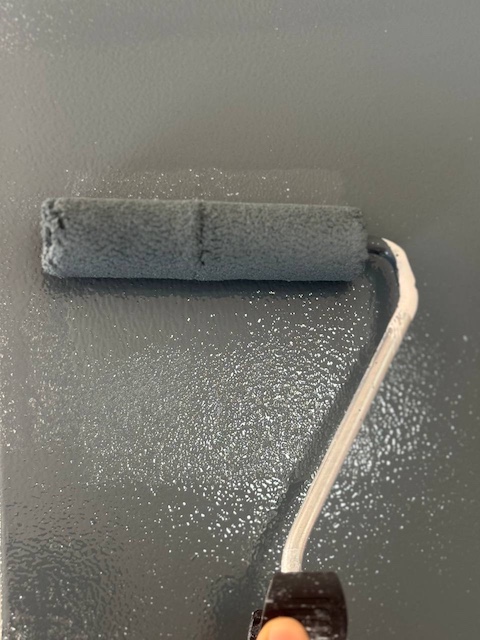 Pintamos una puerta metálica