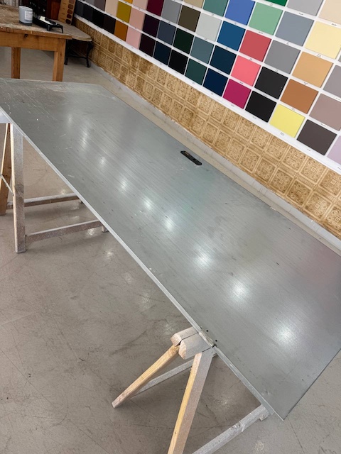 Puerta de metal descolgada