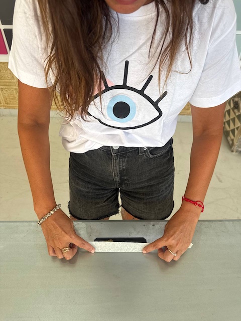 Gema encintando la manilla