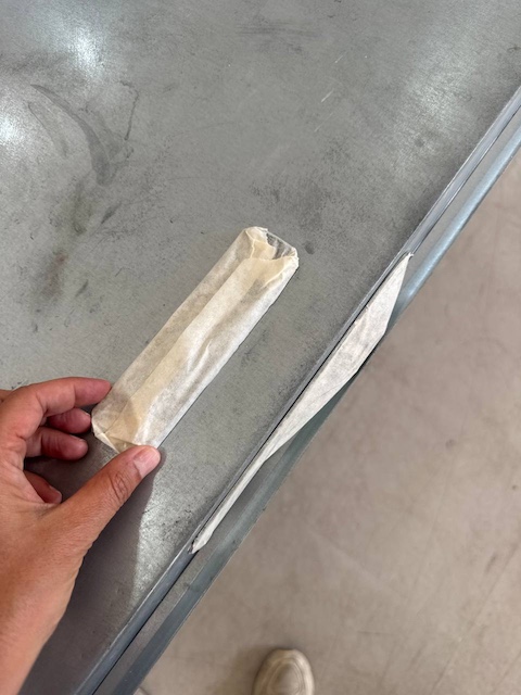 Manilla de puerta metálica con cinta adhesiva