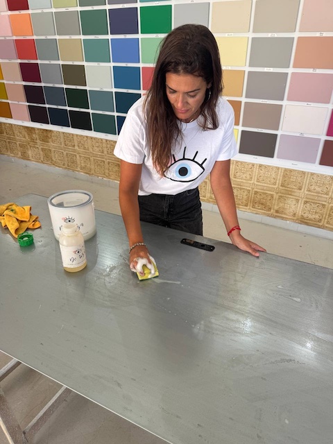 Gema limpiando puerta de metal