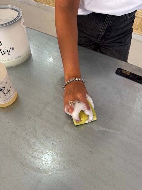 Limpiamos puerta de metal con estropajo