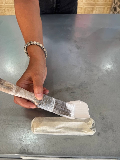 Gema aplicando imprimación en puerta metálica