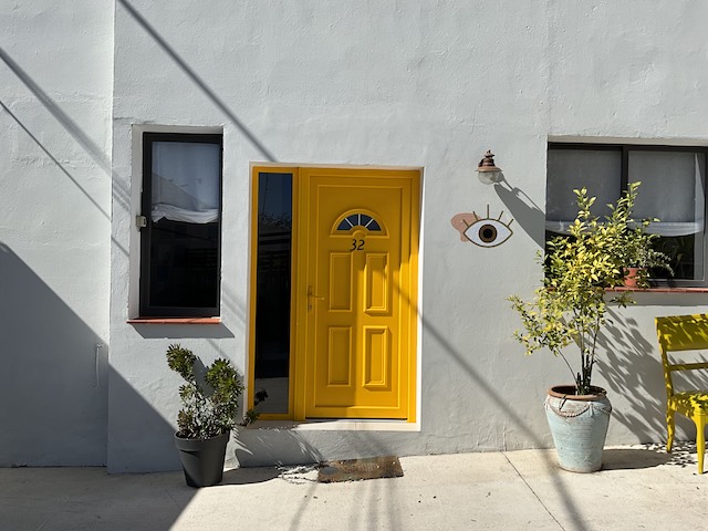 Renovar tu hogar con poco dinero 25 Puerta de entrada pintada