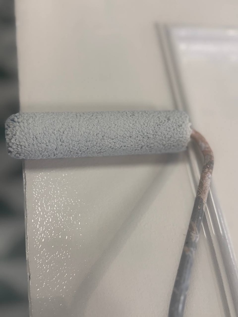 Aplicamos la pintura por toda la puerta