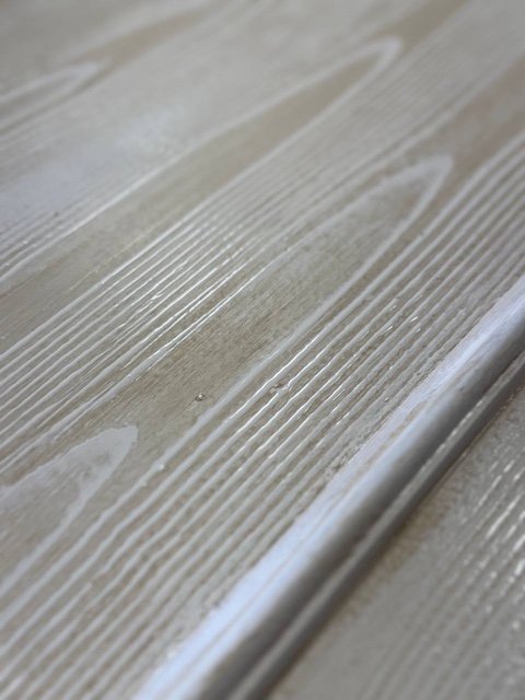 Puerta de madera veteada