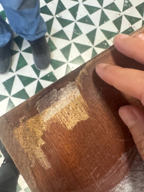 Quitamos las partes rotas de la puerta