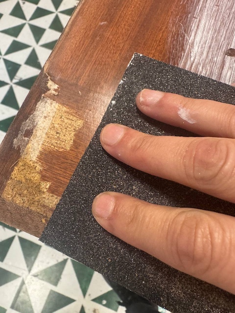 Lijamos las partes astilladas de la puerta