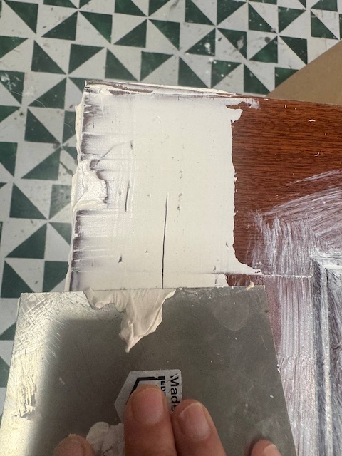 Tapamos con masilla lista al uso las imperfecciones