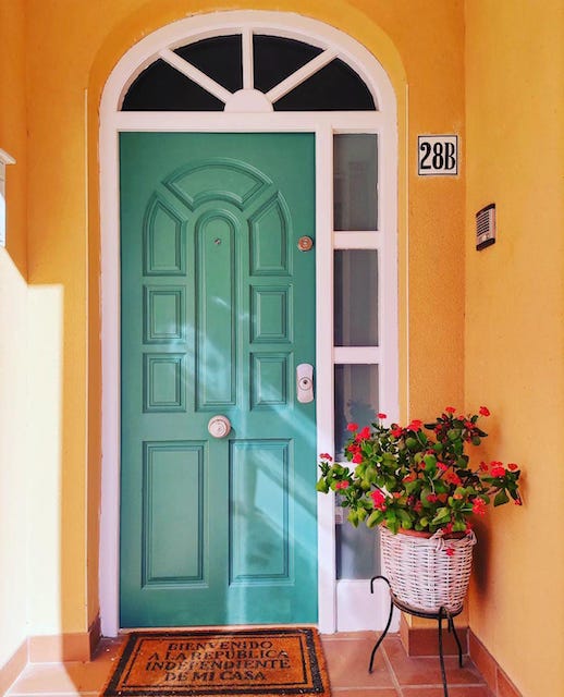 Puerta entrada pintada verde