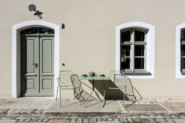 Puerta y herrajes verdes