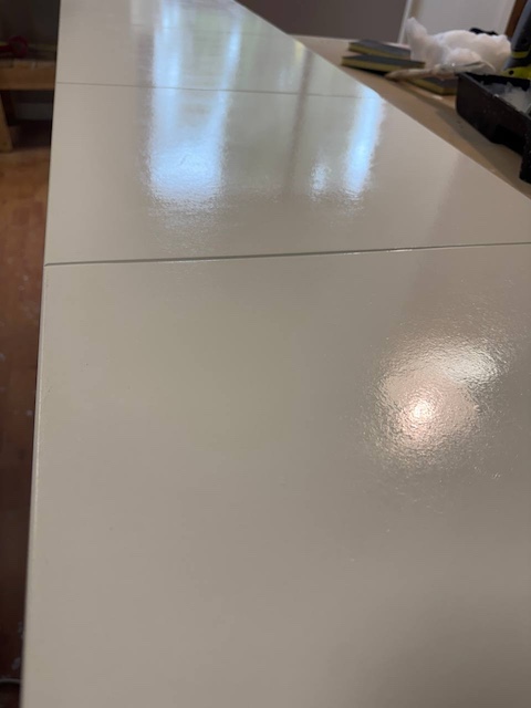 Puerta pintada con pistola en fresco