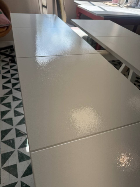 Puerta de madera con la pintura en fresco