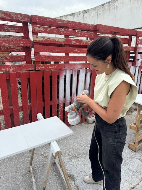 Gema pintando con pistola