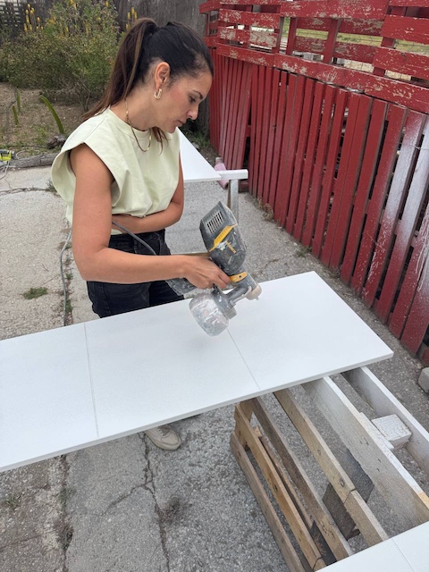Gema aplicando la pintura con pistola