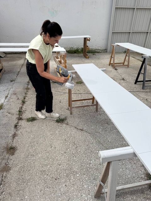 Gema pintando una puerta con pistola