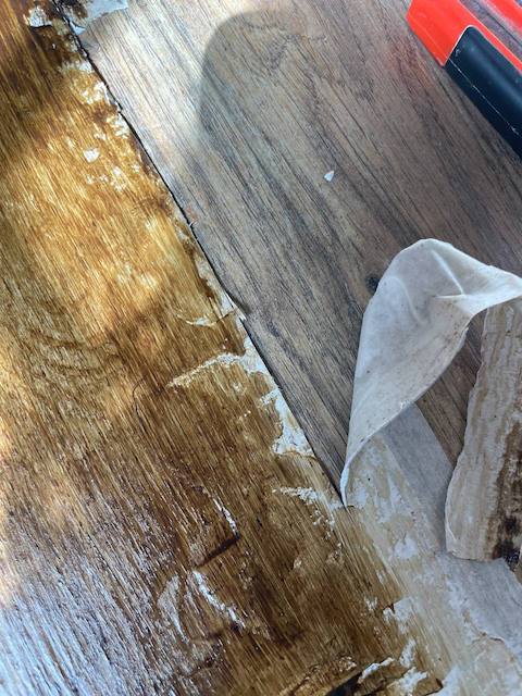 Cómo reparar tu tarima flotante rayada 18 Retiramos la cinta adhesiva de la tarima flotante pintada