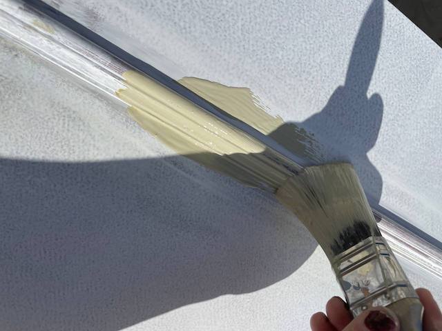 Qué tipo de rodillos usar para pintar 14 Recortamos la puerta con brocha