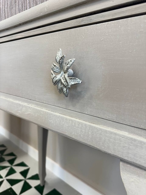 Resultado de pintar un mueble con estilo Shabby Chic detalle tirador