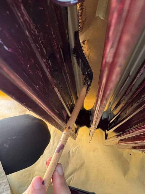 Pintamos con la brocha la parte de los huecos