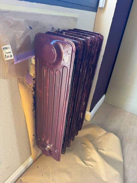 Pintar radiadores: primera mano de pintura