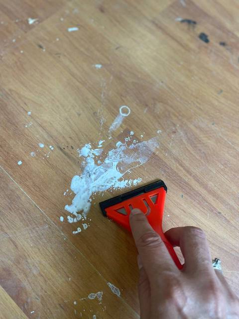 Guía para restaurar y pintar una tarima flotante 5 Rascamos las manchas de pintura del suelo