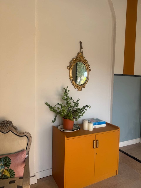 Recibidor oficina con mueble en color Cúrcuma