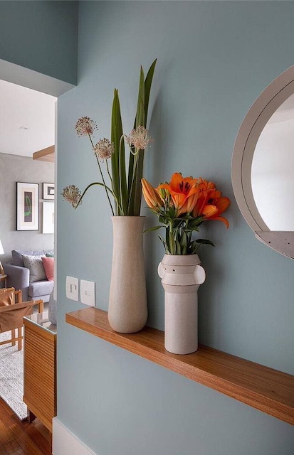 Ideas de recibidor: decorar con flores sobre una repisa