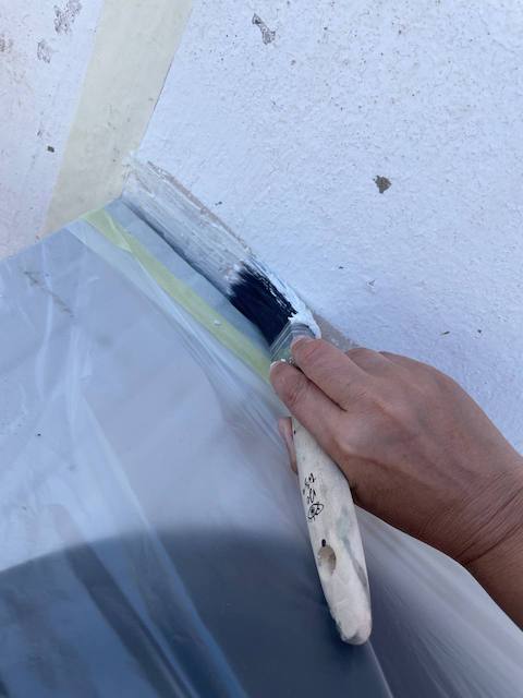 Aplicamos la masilla de texturas en el zócalo con brocha