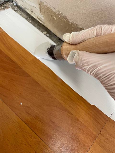 Guía para restaurar y pintar una tarima flotante 16 Recortamos las esquinas de la tarima flotante con pintura