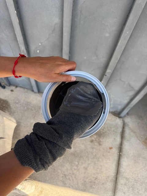 Cogiendo la pintura con el calcetín