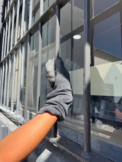 Pintar reja con calcetin en la mano