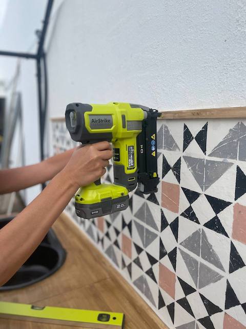 Encuadramos el zócalo con un liston de madera