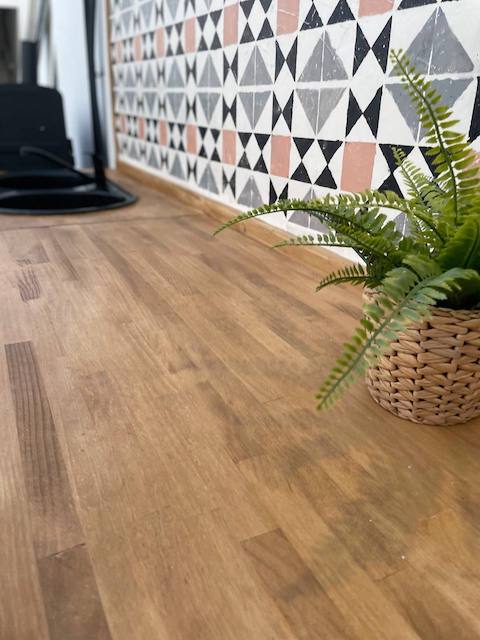 Zócalo y encimera de cocina pintados