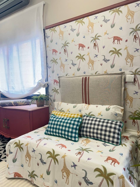 Crea efecto madera lavada en 3 pasos 38 Dormitorio con cabecero de tela y papel pintado en la pared