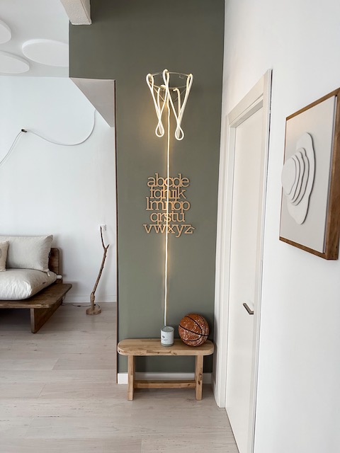 Cómo pintar una habitación juvenil: personaliza su espacio 14 Pintar un dormitorio juvenil con una canasta y luces led