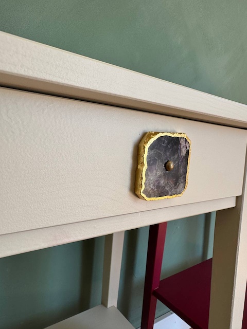 Cómo pintar mesitas de IKEA 18 Mesitas de IKEA pintadas con tiradores nuevos De Tiza