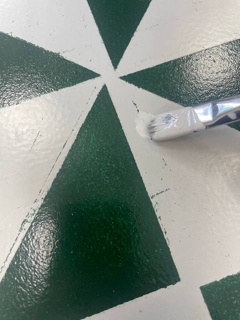 Guía para restaurar y pintar una tarima flotante 29 Repasamos las imperfecciones del suelo pintado