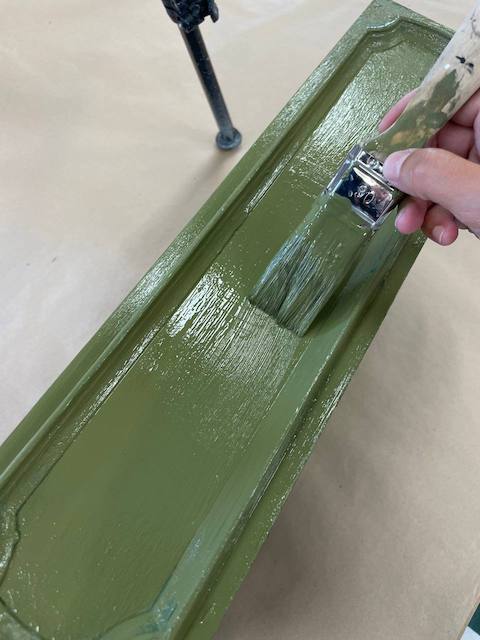 Ideas para personalizar tus muebles con tiradores 39 Aplicamos pintura Verde oxford antes de colocar el tirador