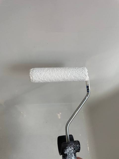 Cómo pintar tu bañera paso a paso 12 Rodillo pintar banera