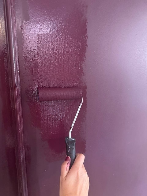 Aplicamos la segunda mano de pintura en la puerta de entrada