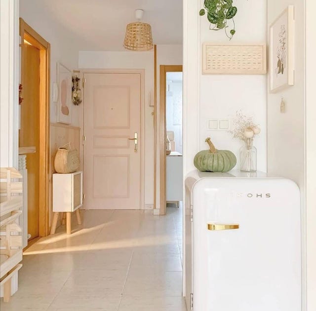 Guía completa para pintar y decorar tu casa según tu estilo de decoración 53 Puerta de pasillo pintada en Rosa Alma