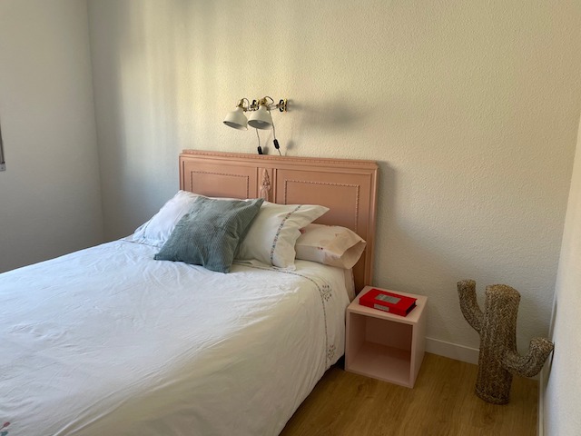 Pintar tu casa: ¿Blanco o color? ¡Descúbrelo aquí! 5 Cabecero rosa sobre pared pintada de blanco