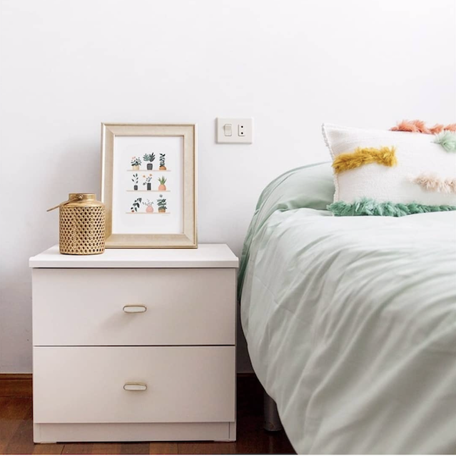 Ideas para personalizar tus muebles con tiradores 13 Mesilla de noche estilo nórdico tiradores minimalistas